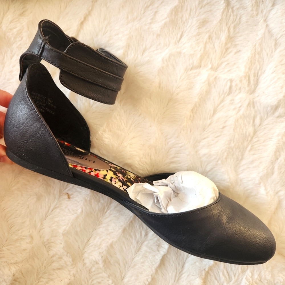 Like New Madden Girl Black Leather Gladiator Dress Flats Size 9